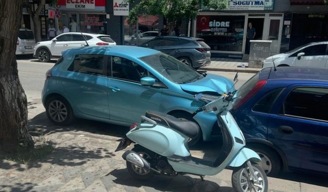 Atatürk Caddesi'nde maddi hasarlı kaza