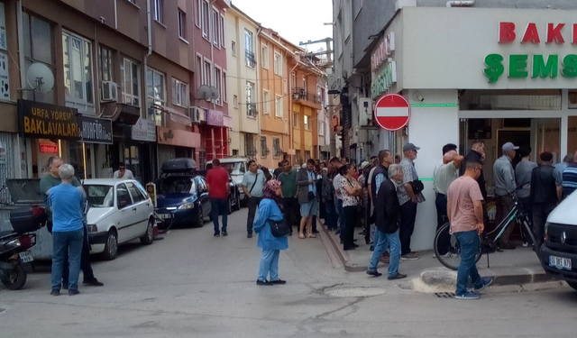 Eskişehir'de Kurban Bayramı öncesi tatlı telaşı: Baklavacıda uzun kuyruk oluştu