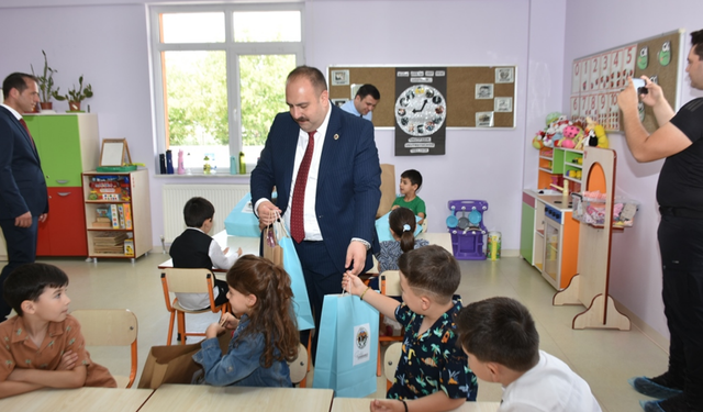 Başkan Hamamcı öğrencilerin karne heyecanına ortak oldu