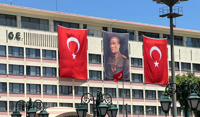 Atatürk'ün Eskişehir'i ziyaretinin yıl dönümü nedeniyle bayraklar asıldı