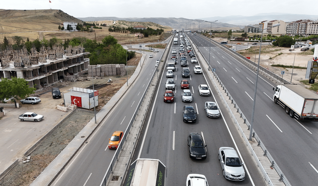 43 ilin geçiş güzergahında trafik kilit: Bayram göçü başladı