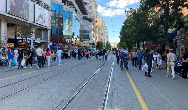 Eskişehir'de vatandaşlar bayramın ikinci gününde de çarşıya akın etti