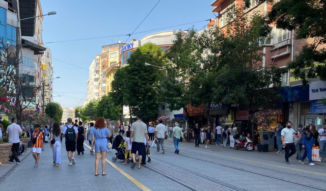 Eskişehir'de hafta sonunu fırsat bilen vatandaşlar çarşıya akın etti