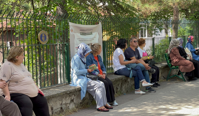 Çocukları sınavda onlar okul kapısında ter döktü