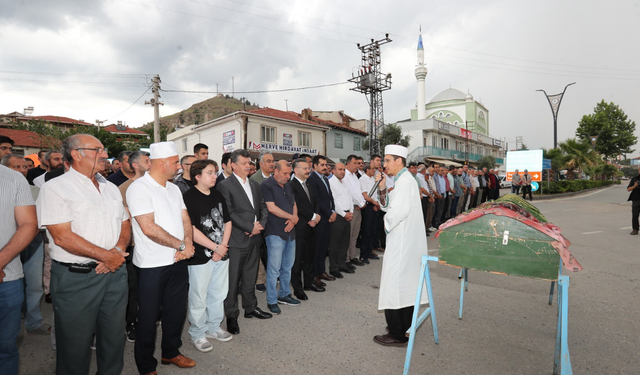 Mihalgazi Belediye Başkanı Zeynep Güneş Akgün'ün annesi son yolculuğuna uğurlandı