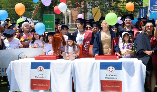 Her yaştan sevinci yaşayan Anadolu Üniversitesi öğrencileri kep attı