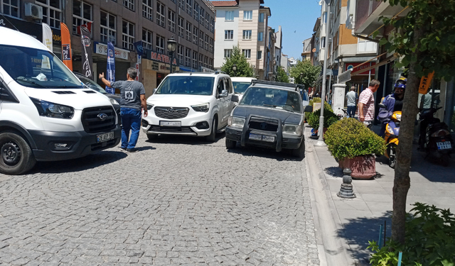 Eskişehir'de bir park sorunu daha! Arabayı yolun ortasında park etti