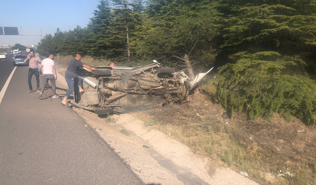 Eskişehir yolunda feci kaza: Otomobil ağaca çarparak devrildi