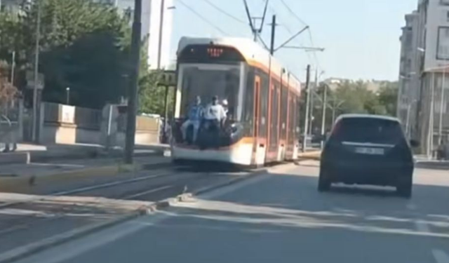 Eskişehir'de çocukların tehlikeli tramvay yolculuğu kamerada