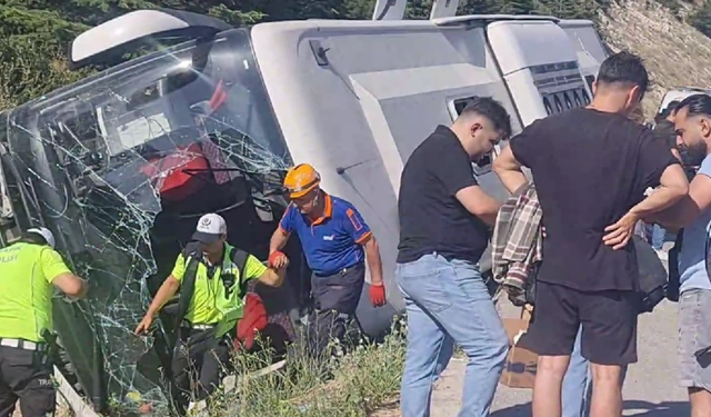 Kütahya-Eskişehir yolunda yolcu otobüsü şarampole devrildi: Yaralılar var