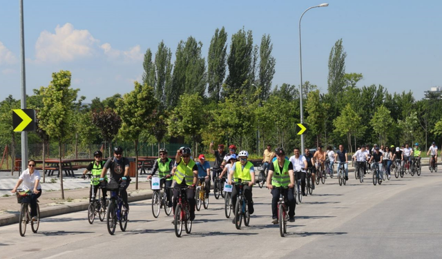 Eskişehir'de 'Temiz hava için otomobilsiz bir gün' sloganı ile pedal çevirdiler