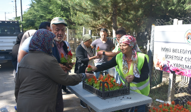 İnönü Belediyesi ziyaretler için mezarlıklarda çiçek dağıttı