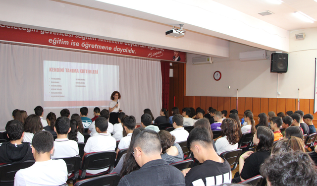 'Meslek Seçiminin Önemi ve Geleceğin Meslekleri' konulu seminer düzenlendi