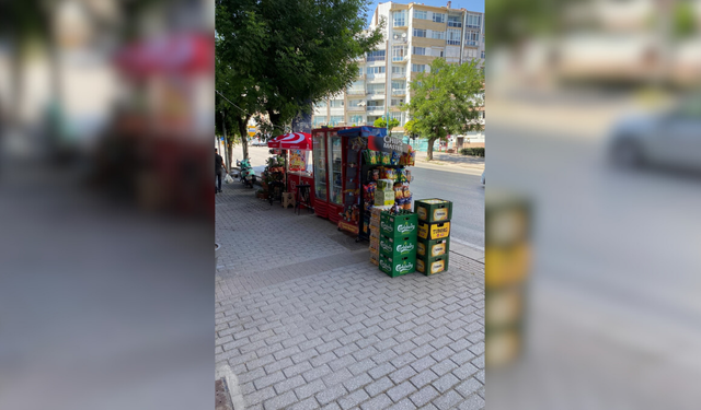 Eskişehir Atatürk Caddesi’nde kaldırım işgali vatandaşların tepkisine yol açıyor