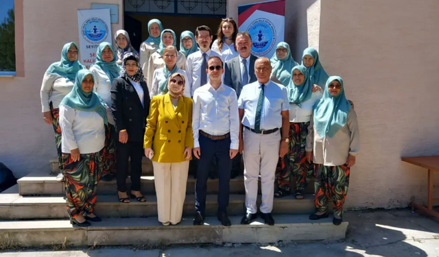 Kaymakam Çolak yıl sonu sergisine katıldı