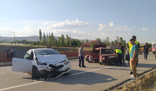 Komşuda iki otomobilin çarpıştığı kazada 1 kişi öldü, 7 kişi yaralandı