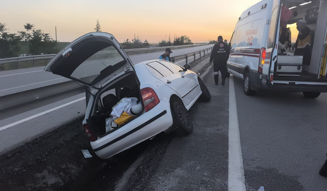 Komşuda kontrolden çıkan araç refüje çarptı: 4 yaralı