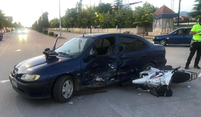 Afyon'da feci kaza: 15 yaşındaki motosiklet sürücüsü canından oluyordu