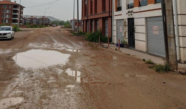 Sümer mahallesi'nde vatandaşlar yol çalışması bekliyor