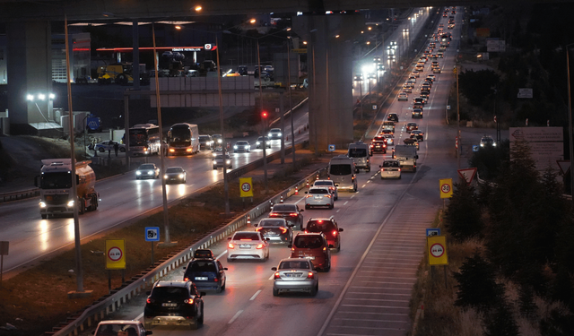 Tatilciler dönüş yolunda: 43 ilin geçiş güzergahında trafik kilit