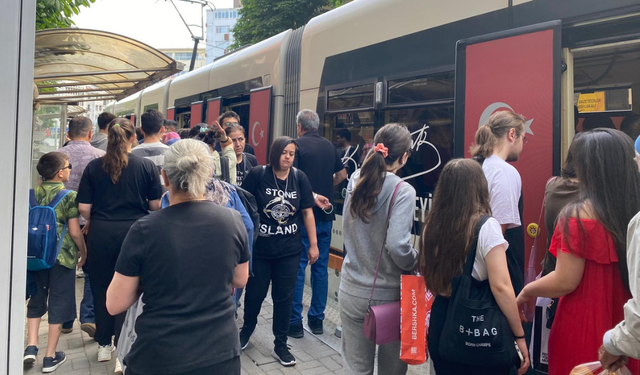 Eskişehir'de TYT heyecanı başladı: Öğrenciler sabah saatlerinde tramvayda yoğunluk oluşturdu