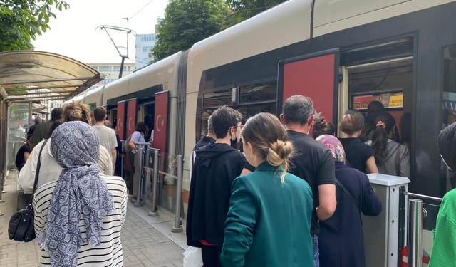 Eskişehir'de bayramın ikinci gününde tramvaylarda yoğunluk