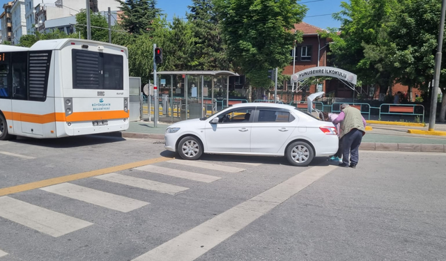 Eskişehir'de yaya geçitine park edilen araçlar tepki topladı