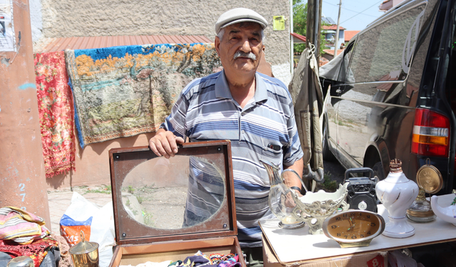 Eskişehir'deki antikacı zamanın izlerini satarak geçimini sağlıyor