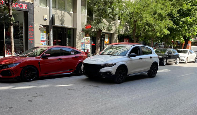 Eskişehir'de yola park edilen araç tepki topladı