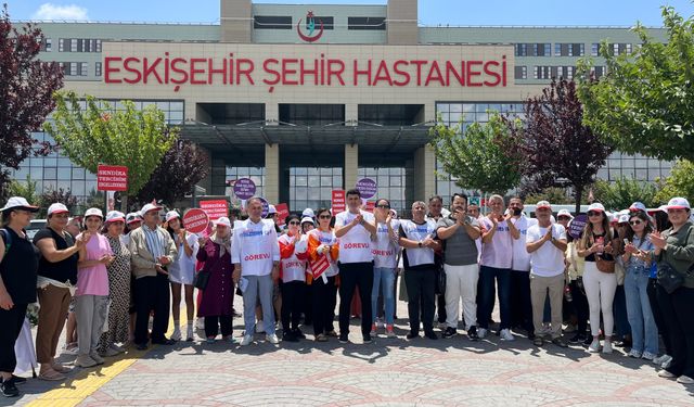 Hak-İş/Hizmet-İş Sendikası temsilcileri Eskişehir Şehir Hastanesi'nde eylem yaptı