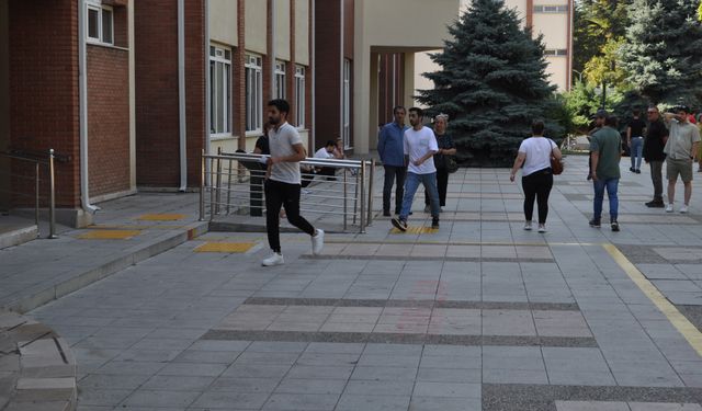 Eskişehir'de KPSS'den manzaralar: Saniyelerle geç kalan adaylar kapıdan geri döndü