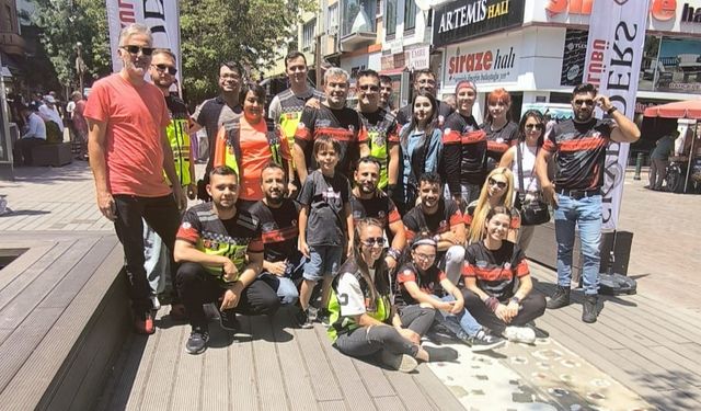 Eskişehir'de motosiklet kazasında kaybettikleri arkadaşları için su dağıttılar