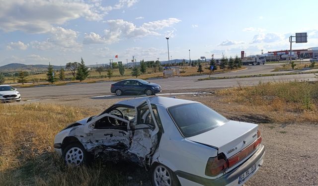 Komşuda feci kaza! İki otomobil çarpıştı: 3 çocuk yaralandı