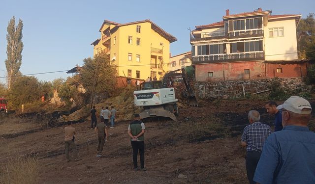 Komşuda korkutan yangın: Rüzgarın da etkisiyle eve sıçradı