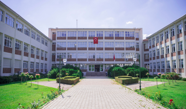 Anadolu Üniversitesi Edebiyat Fakültesi yeni öğrencilerini bekliyor