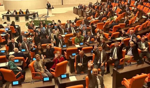 CHP'li Arslan ‘kırmızı boyalı eldiven’ protestosuna katıldı