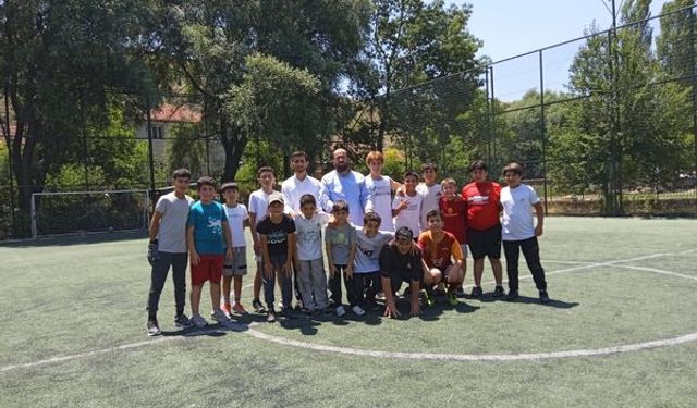 Çocuklar arasında halı sahada futbol maçı düzenlendi