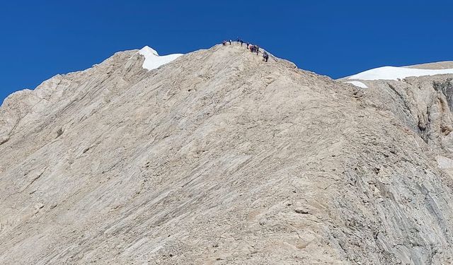 Eskişehir AFAD Dağ Arama Kurtarma personeli Cilo Dağı'na tırmandı