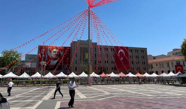 Valilik Meydanı'nda 15 Temmuz hazırlıkları başladı!