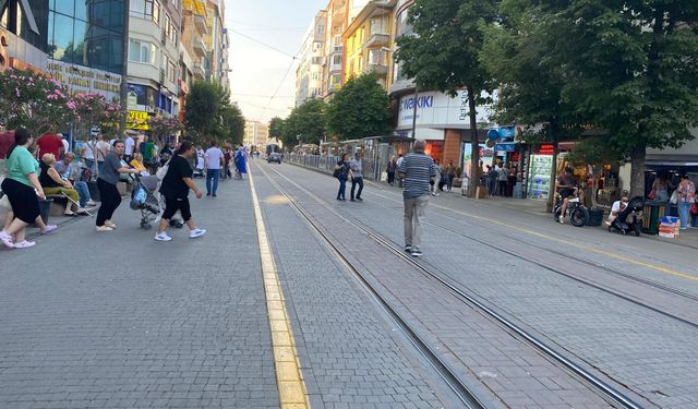 Eskişehir'de 40 dereceye yaklaşan sıcaklıklara rağmen vatandaş çarşıya akın etti