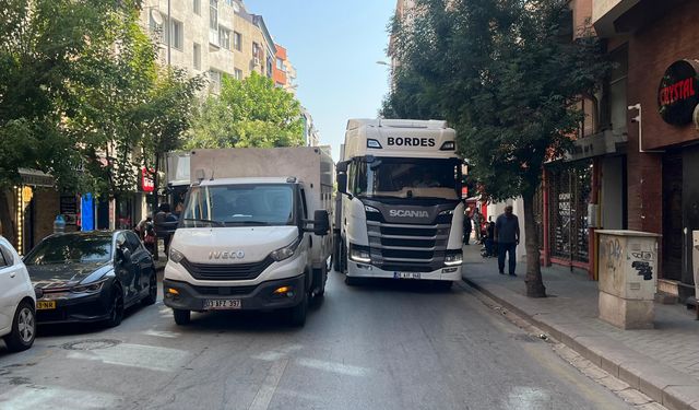 Trafikte akılalmaz dakikalar! Eskişehir'de market kamyoneti trafiği kilitledi