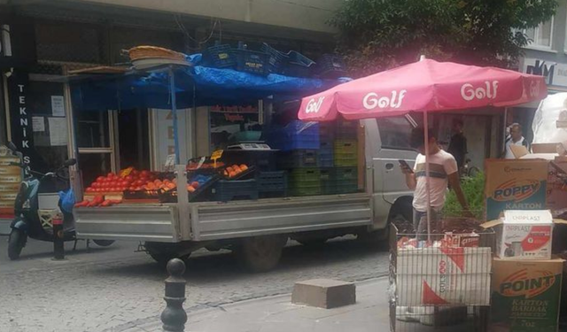 Eskişehir'de yolu kapatan seyyar satıcı tepki topladı