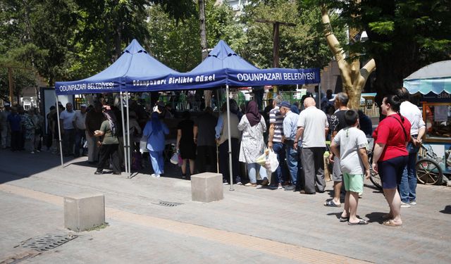 Odunpazarı Belediyesi’nden vatandaşlara aşure ikramı