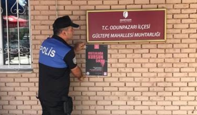 Eskişehir'de polis ekipleri vatandaşları afiş dağıtarak bilgilendirdi