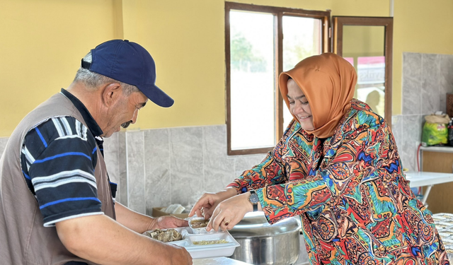 Ayşen Gürcan aşure dağıtım programına katıldı