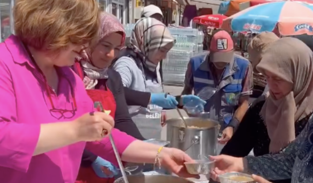 Başkan Konakcı vatandaşlara aşure ikram etti