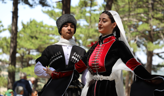 Eskişehir Kuzey Kafkas Kültür ve Dayanışma Şıble Halk Dansları Topluluğu Bilecik'te dans gösterisi yaptı