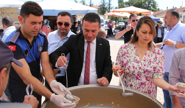 Başkan Dökmeci Sivrihisarlılara aşure ikram etti