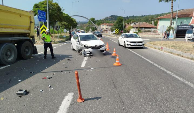 Eskişehir yolunda kontrolünü kaybeden otomobil TIR'la çarpıştı: Sürücü ölümden döndü