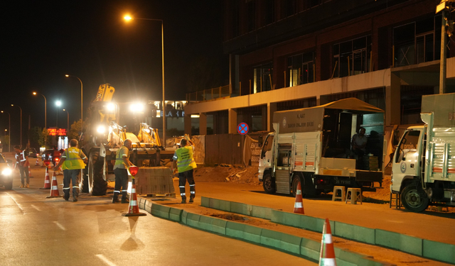 Eskişehir Büyükşehir Belediyesi ekiplerinden gece çalışması